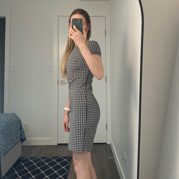 Dynamite - Bodycon Dress - Low Back V - Pencil Dress - Small - Houndstooth - Picture 3 of 11
